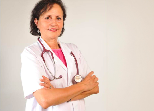 Le Dr Habiba Rihane, en blouse blanche, stéthoscope autour du cou